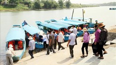 Du khách xuống thuyền tham quan động Phong Nha. 