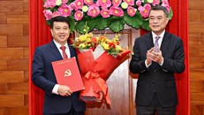 Trưởng Ban Tổ chức Trung ương Lê Minh Hưng trao Quyết định, chúc mừng ông Y Thanh Hà Niê K’đăm nhận trọng trách mới.