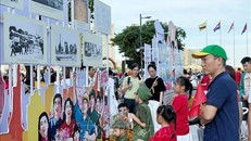 Người dân tham quan triển lãm.