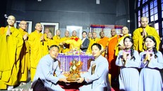 Các vị Chư tăng, tăng Ni sinh chụp ảnh bên cạnh Xá lợi được cung rước về Việt Nam. 