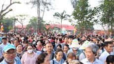 Người dân kiên nhẫn đứng xếp hàng chờ đến lượt để thành tâm chiêm bái Xá lợi Đức Phật.