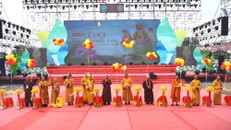 Nghi thức cắt băng khai mạc.