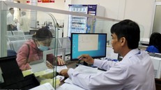 Cán bộ hướng dẫn người dân Cần Thơ khai thủ tục hành chính. (Ảnh minh hoạ)