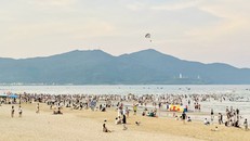 Biển Đà Nẵng hút khách trong dịp lễ.