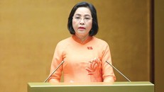 Phó Chủ tịch Quốc hội Nguyễn Thị Thanh trình bày Tờ trình về việc rút ngắn nhiệm kỳ Quốc hội Khóa XV và Hội đồng nhân dân các cấp nhiệm kỳ 2021 - 2026.