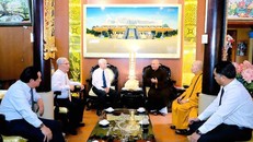 Hòa thượng Thích Huệ Thông - Phó Chủ tịch HĐTS, Trưởng BTS Phật giáo tỉnh Bình Dương đón tiếp Nguyên Chủ tịch nước và phái đoàn.