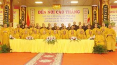 Các vị tân Tỳ-khưu, Sa-di chụp ảnh lưu niệm cùng Hội đồng Giới sư và Ban tổ chức.