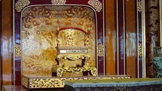 Ngai vàng bản phục chế đang trưng bày tại điện Thái Hòa thay cho bảo quốc gia Ngai vua triều Nguyễn bị xâm hại ngày 24/5 vừa qua.