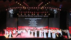 Chương trình nghệ thuật đặc sắc qua phần biểu diễn của các nghệ sĩ, diễn viên đến từ Trung tâm Văn hoá Nghệ thuật tỉnh An Giang. 