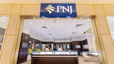 Sau khi bị Ngân hàng Nhà nước chỉ ra hàng loạt sai phạm và chuyển hồ sơ sang Bộ Công an, cổ phiếu PNJ giảm mạnh khiến vốn hóa thị trường công ty giảm 2.800 tỷ đồng.