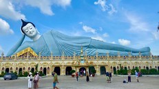 Tọa lạc tại số 367 đường Tôn Đức Thắng, phường 5, thành phố Sóc Trăng, chùa Som Rong mang đậm dấu ấn văn hóa Khmer với mái chùa uốn cong, rực rỡ sắc vàng, cam, đỏ đặc trưng. Ảnh: Nguyễn Ngọc Khuyến 