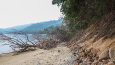 Tình trạng sạt lở bờ biển nghiêm trọng, đe dọa đến sự an toàn và tính nguyên trạng của di tích Trạm Nam Chơn. (Ảnh: danang.gov.vn)