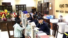 Người dân, doanh nghiệp đến làm thủ tục hành chính tại Chi cục thuế khu vực IV (tỉnh Hưng Yên).
