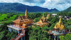 Nếu ghé thăm chùa Tà Pạ vào mùa nước nổi, du khách như chìm đắm vào vẻ đẹp của đồng nước mênh mông, xa xa là những vườn thốt nốt xanh mướt tươi tốt.