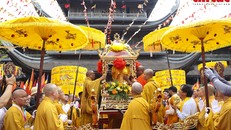 Hàng ngàn người dân, phật tử tham dự lễ cung rước Xá lợi Phật Thích Ca Mâu Ni về chùa Tam Chúc, sáng 17/5/2025.