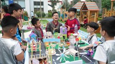 Các em học sinh học cách bảo vệ môi trường thông qua hoạt động tái chế trong khuôn khổ chiến dịch Trường học Lành mạnh nhất AIA của trường Times School Khai Sơn