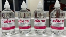 Cồn y tế giả lưu hành trên thị trường bị Công an Hà Nội bắt giữ. Ảnh: CAHN