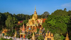 Chùa Giữa Jumprasath có kiến trúc tiêu biểu của Phật giáo Nam tông Khmer, với mái chánh điện cao vút, trang trí nhiều tầng lớp, sử dụng hoa văn chạm khắc công phu, màu sắc rực rỡ. Ảnh: Nguyễn Thế Dương