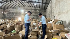 Đội QLTT số 1, Chi cục QLTT tỉnh Quảng Ninh tiến hành kiểm tra kho hàng