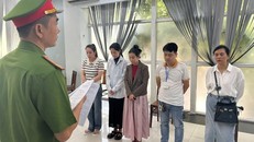 Cơ quan cảnh sát điều tra Công an thành phố Đà Nẵng tống đạt các quyết định khởi tố vụ án, khởi tố bị can nhóm "bác sĩ giả" Phòng khám đa khoa quốc tế Đà Nẵng. (Ảnh: Công an cung cấp)