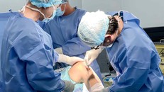 Kỹ thuật nội soi ít xâm lấn giúp bảo tồn mô lành, giảm đau sau mổ cho bệnh nhân có nhiều bệnh lý nền.