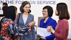 Đại sứ Nguyễn Thị Nguyệt Nga (áo xanh) trong một sự ngoại giao