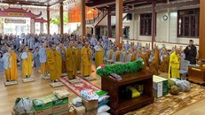 Mỗi nơi đến, đoàn dâng tịnh tài, phẩm vật, yểm trợ chư Tăng Ni hành giả an tâm tu học trong 3 tháng An cư.