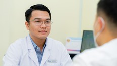 Bác sĩ Nguyễn Công Danh khám và tư vấn phác đồ điều trị vô sinh, hiếm muộn nam giới. Ảnh: BV