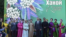 Phu nhân Ngô Phương Ly bên cạnh Phó Thị trưởng Moscow Natalya Sergunina và các thành viên tham gia trình diễn áo dài Việt Nam tại sự kiện.