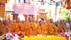 Chư tôn đức chào Quốc kỳ - Đạo kỳ