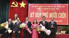 Lãnh đạo tỉnh Bà Rịa - Vũng Tàu chúc mừng đồng chí Nguyễn Công Vinh được bầu giữ chức danh Phó Chủ tịch UBND tỉnh; đồng chí Nguyễn Văn Đồng được bầu giữ chức danh Ủy viên UBND tỉnh và tặng hoa cảm ơn đồng chí Huỳnh Văn Danh.