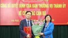 Phó Bí thư Thường trực Thành ủy Hà Nội Nguyễn Thị Tuyến trao Quyết định cho đồng chí Phạm Minh Anh. 