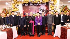 Chủ tịch Quốc hội Nguyễn Thị Kim Ngân chúc mừng Giáng sinh 2020 Tòa Giám mục Tổng Giáo phận Huế, Đức Tổng Giám mục Nguyễn Chí Linh. Ảnh: Trọng Đức/TTXVN 