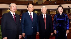 Tổng Bí thư, Chủ tịch nước Nguyễn Phú Trọng, Thủ tướng Chính phủ Nguyễn Xuân Phúc, Chủ tịch Quốc hội Nguyễn Thị Kim Ngân và Thường trực Ban Bí thư Trần Quốc Vượng tại phiên khai mạc Hội nghị Trung ương 14 khóa XII. - Ảnh: VGP/Nhật Bắc 