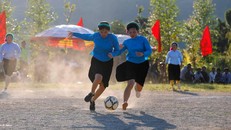 Về Bình Liêu xem các cô gái Sán Chỉ đá bóng 