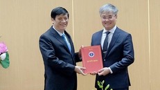 Bộ trưởng Bộ Y tế Nguyễn Thanh Long trao quyết định và chúc mừng ông Trần Tuấn Linh.