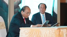 Thủ tướng Nguyễn Xuân Phúc ký ban hành văn bản trên hệ thống quản lý văn bản điện tử vào tháng 3/2019. Ảnh: VGP/Quang Hiếu