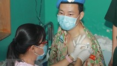 Chiến sỹ Bệnh viện dã chiến cấp 2 số 3 Việt Nam được tiêm vaccine phòng COVID-19 trước khi lên đường nhận nhiệm vụ tại Nam Sudan. (Ảnh: Đinh Hằng/TTXVN)