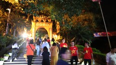 Du khách hành hương về Đền Hùng.
