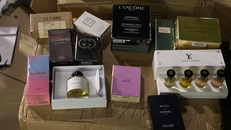 Hà Nội: Đột kích kho hàng nước hoa 'khủng" nghi giả mạo nhãn hiệu nổi tiếng 