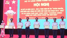 Đại tá Trần Văn Lượng - Phụ trách Tư lệnh Vùng Cảnh sát biển 4 tặng Giấy khen cho các cá nhân. Ảnh: Khánh Nhân 