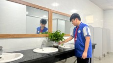 Học sinh chung tay tạo nhà vệ sinh trường học thân thiện