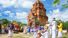 Lễ hội diễn ra trên Tháp Bà Ponagar.