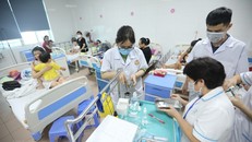 Trẻ mắc sốt xuất huyết thường sốt cao và khó hạ nhiệt độ.