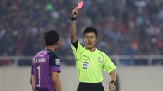 Nguyên Mạnh nhận thẻ đỏ do trả đũa đối thủ