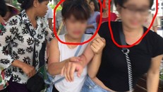Hai cô gái trẻ bị người dân giữ lại vì cho rằng có hành vi chặt chém du khách.
