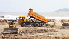 Dự án Nha Trang Sao đổ đất đá lấp lấn vịnh Nha Trang trái phép tháng 12-2015. Ảnh: TẤN LỘC