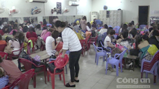 Hàng loạt tiếp viên chờ tới lượt phục vụ khách.