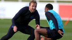 Bỏ mặc Van Dijk, Sterling bầu chọn Kane nhận giải thưởng