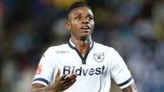 Cầu thủ bóng đá chết thảm trên sân cỏ